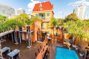 a building with a swimming pool on a deck at F&F alojamiento in Punta del Este