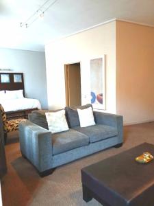 Χώρος καθιστικού στο Stylish - 1 Bedroom at Mapungubwe Hotel Apartments