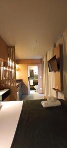 a hotel room with a bed and a bathroom at Hospedagem Moderna em Container in Foz do Iguaçu