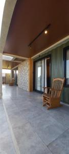 a rocking chair sitting on the outside of a building at Hospedagem Moderna em Container in Foz do Iguaçu