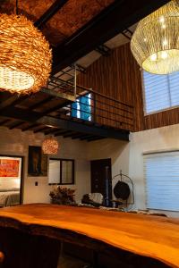 Μια τηλεόραση ή/και κέντρο ψυχαγωγίας στο The Brown House