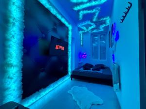 Zimmer mit einem Bett in einem blauen Zimmer in der Unterkunft Cocon magic-Jacuzzi & Netflix in Villeurbanne