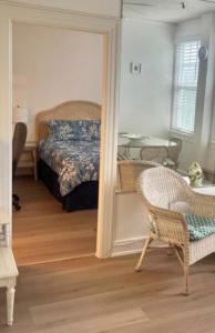 Postel nebo postele na pokoji v ubytování TROPICAL Palm Beach Suite -2BEDROOM 2BATH SUITE OutdoorPOOL Beach Garden