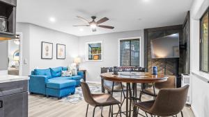 ein Wohnzimmer mit einem blauen Sofa und einem Tisch in der Unterkunft 5BDR Stay w Fireplace Game room Family-Friendly Amenities Arrowhead Chalet by AvantStay in Blue Jay