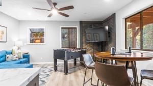 ein Wohnzimmer mit einer Tischtennisplatte und einem TV in der Unterkunft 5BDR Stay w Fireplace Game room Family-Friendly Amenities Arrowhead Chalet by AvantStay in Blue Jay