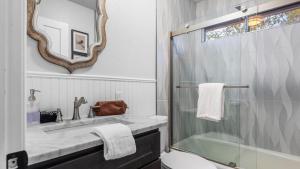 ein Badezimmer mit Dusche, Waschbecken und Spiegel in der Unterkunft 5BDR Stay w Fireplace Game room Family-Friendly Amenities Arrowhead Chalet by AvantStay in Blue Jay + 58 Fotos