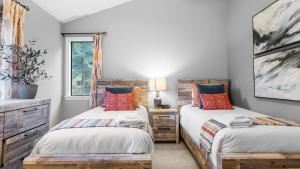 ein Schlafzimmer mit zwei Betten und einem Fenster in der Unterkunft 5BDR Stay w Fireplace Game room Family-Friendly Amenities Arrowhead Chalet by AvantStay in Blue Jay