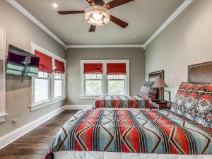 een slaapkamer met een bed en een plafondventilator bij Spacious 4BR Tulsa Home with Patio in Tulsa