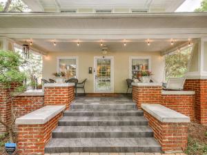 een huis met een bakstenen veranda met een trap die naar de voordeur leidt bij Spacious 4BR Tulsa Home with Patio in Tulsa