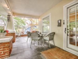 een eetkamer met een tafel en stoelen bij Spacious 4BR Tulsa Home with Patio in Tulsa +84 foto's