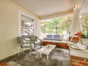 een woonkamer met twee stoelen en een tafel en een raam bij Spacious 4BR Tulsa Home with Patio in Tulsa