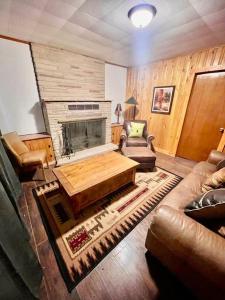 Khu vực ghế ngồi tại Cozy Nature Retreat Cabin with Fireplace