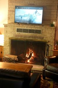 TV/trung tâm giải trí tại Cozy Nature Retreat Cabin with Fireplace +47 ảnh