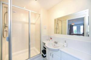 a white bathroom with a sink and a shower at Amazing Apartment by The Wallace Monument in Stirling