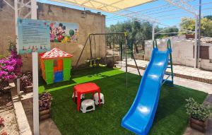 Ο χώρος παιχνιδιού για παιδιά στο Awesome Apartment In Casal Velino With Wifi