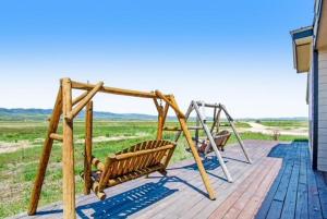 Fotografie z fotogalerie ubytování Lakeside Oasis with Mountain Views v destinaci Saint Charles