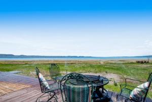 Fotografie z fotogalerie ubytování Lakeside Oasis with Mountain Views v destinaci Saint Charles