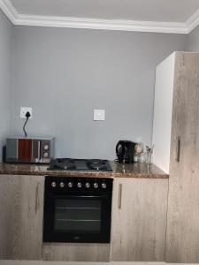 Η κουζίνα ή μικρή κουζίνα στο Ekukhanyeni Guest house