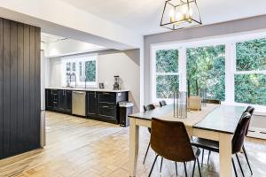 Una cocina y un comedor con mesa y sillas. en 2 Mi to USCG Academy! Convenient New London Home, en New London