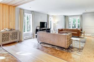 Una sala de estar con un sofá y un televisor. en 2 Mi to USCG Academy! Convenient New London Home, en New London