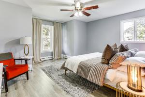 Un dormitorio con una cama y un ventilador de techo. en 2 Mi to USCG Academy! Convenient New London Home, en New London