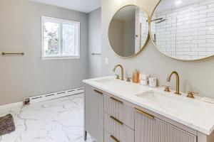 Un baño blanco con lavabo y espejo. en 2 Mi to USCG Academy! Convenient New London Home, en New London 16 fotos más