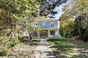 una casa azul con una acera delante de ella en 2 Mi to USCG Academy! Convenient New London Home, en New London