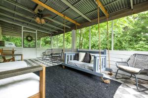 Khu vực ghế ngồi tại Nashville Bachelorette Retreat 4-Bedroom Home