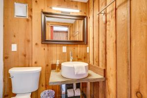 Koupelna v ubytování Stratton Shuttle Access! Vermont Mountain Hideaway + 23 fotografií