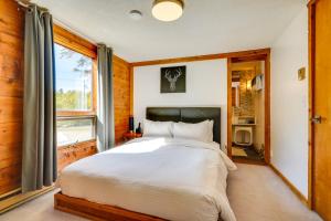 Postel nebo postele na pokoji v ubytování Stratton Shuttle Access! Vermont Mountain Hideaway