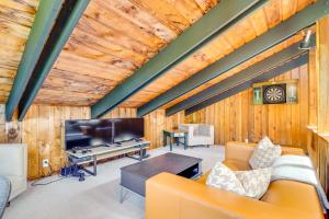 TV a/nebo společenská místnost v ubytování Stratton Shuttle Access! Vermont Mountain Hideaway