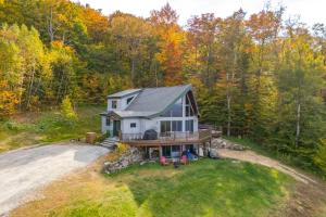 una vista aérea de una casa en el bosque en 4 Mi to Stratton! Group Getaway with Deck and Views, en Stocker Acres