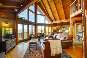 Una sala de estar con un sofá y un televisor. en 4 Mi to Stratton! Group Getaway with Deck and Views, en Stocker Acres