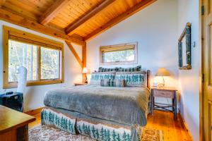 Un dormitorio con una cama y un techo de madera. en 4 Mi to Stratton! Group Getaway with Deck and Views, en Stocker Acres