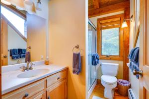Un baño con lavabo, inodoro y ventana. en 4 Mi to Stratton! Group Getaway with Deck and Views, en Stocker Acres 30 fotos más