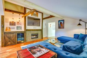 Posezení v ubytování Luxe 5,000 Sq Ft Retreat 5 Mi to Stratton Resort