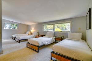 Postel nebo postele na pokoji v ubytování Luxe 5,000 Sq Ft Retreat 5 Mi to Stratton Resort + 32 fotografií