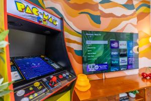 Spillelokalet på Movie Theater Rooftop King Bed Arcade BBQ