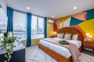 En eller flere senge i et værelse på Movie Theater Rooftop King Bed Arcade BBQ