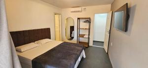 sypialnia z łóżkiem i 2 lustrami na ścianie w obiekcie Alva w mieście Cairu