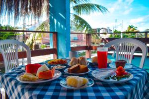 una mesa azul y blanca con platos de comida. en Pousada Casa Nui - Porto de Galinhas by Concavus, en Porto de Galinhas