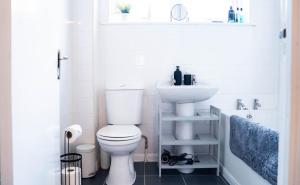 a bathroom with a toilet and a sink at Langcliffe House - 3 Bed, Sleeps 5 - Garden, Parking & Wifi - Warwick in Warwick +73 photos