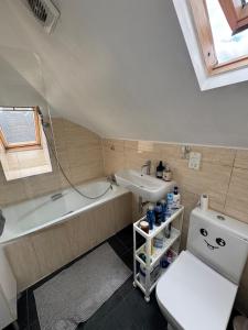 a bathroom with a tub and a sink and a toilet at Central London double bed apartment Free Parking Incl Stays upto 6 in London +14 photos