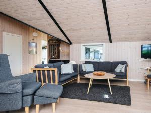 een woonkamer met banken, een tafel en een tv bij 7 person holiday home in Hejls-By Traum in Hejls