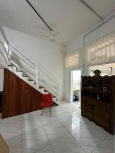 尤西德福拉Apartamento lindo e maravilhoso na Rua Santa Rita centro de Juiz de Fora的一间设有楼梯和红色椅子的房间 更多14张照片