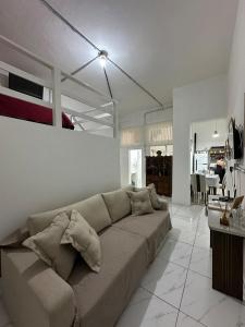 尤西德福拉Apartamento lindo e maravilhoso na Rua Santa Rita centro de Juiz de Fora的带沙发的客厅和餐厅