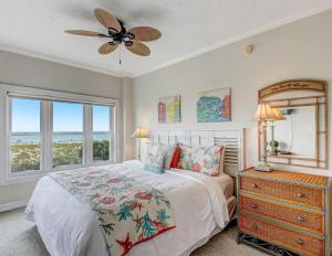 Ένα ή περισσότερα κρεβάτια σε δωμάτιο στο Sandpiper Seaview 201 +40 φωτογραφίες