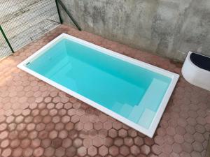 une baignoire assise sur un sol carrelé dans l'établissement Posada Coral, à Santa Cruz Huatulco