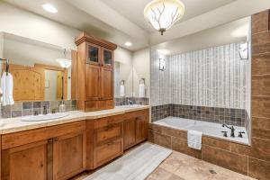 a bathroom with two sinks and a large tub at Ravenswood- Lake views- downtown greystone with air conditioning in McCall +38 photos