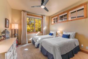 a bedroom with two beds and a window at Ravenswood- Lake views- downtown greystone with air conditioning in McCall